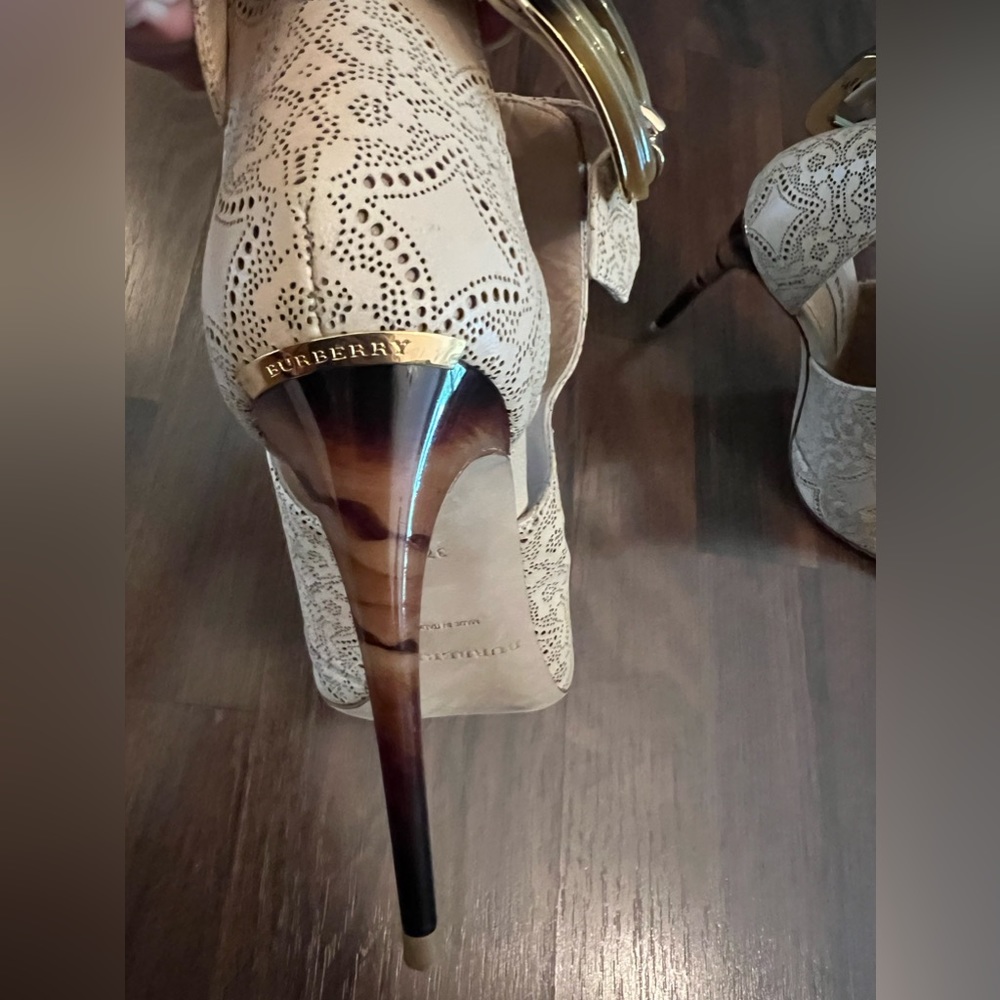 Brand new Burberry sandals size 37.5, fits US 7.5
